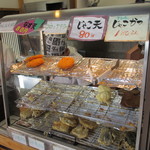 あやうた製麺 - 天ぷらコーナー。お客さんが多く、売り切れ続出！どんどん揚げてくれますケドね。