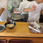 あやうた製麺 - 注文口では、スタッフの皆さんが大忙し～。