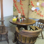 あやうた製麺 - 納屋のテーブル席。