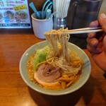 らーめん めんりゅう - 麺は丸い断面の麺で適度な腰があっていい感じ

薄めたスープを飲んでみてから思ったけれど
昔北方町にあったラーメン店
大樹の白味噌ラーメンの味わいに結構似てると思える
だから結構好みな味わいだと言える❕