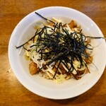 らーめん めんりゅう - ◯チャーシュー丼
御飯の上には
先程の美味しい豚バラチャーシューが刻まれてて
豚の旨味を感じる甘味噌ダレが掛けられている