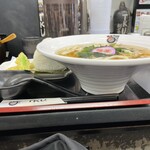 極楽うどん TKU - カウンター席にこの器。肘を上げないと食べにくいのでお隣りに気をつかう。