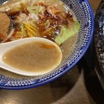 麺や 旅風車 - 提供時のスープ