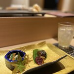 池袋 すし 福寿 - (左)春菊のおひたし (右)秋刀魚の有馬煮、安納芋のキャラメリゼ