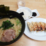 呉 豚骨ラーメン - 餃子+豚骨ラーメン