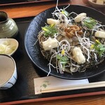 そば処みよし - 冷たい揚げ餅蕎麦大盛り。