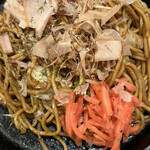 鉄板居酒屋 京とんちん亭 - 京とんちん亭名物焼そば８８０円。シンプル具材の焼そばですが、妙に美味しいんです！