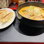 珍来 - 味噌チャーシュー麺と餃子