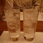 法善寺横丁 誠太郎 - 左が麦焼酎、右が芋焼酎　どちらも見た目は同じ(笑)