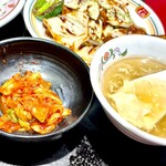 Gyouza No Oushou - キムチとスープ