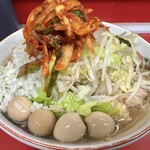 ラーメン二郎 - ラーメン（900円）＋SUPERキムチ（100円）＋味うずら（100円）、ニンニク・タマネギ