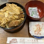 直利庵 三浦屋 - カツ丼（税込950円）。出前には味噌汁（インスタント）とタクアンも付きます。