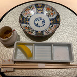 渋谷 天婦羅 ふじもと - こちらの天ぷらはレモン塩とカレー塩でお好みで。