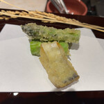 渋谷 天婦羅 ふじもと - 北海道のアスパラ（極太）と千葉の太刀魚