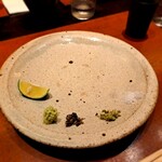 わたべ - 地焼きの鰻は「醤油」「塩」「スダチ」「粒胡椒」「実山椒」「山葵」で頂きます