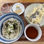 純手打 うどん 勝一 - 『冷し（普通盛り）』390円+『ナス天』120円