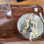 純手打 うどん 勝一 - 天ぷらを取ってお冷を汲んでうどんをオーダーしたら、番号札を受け取って一旦この状態で着席