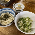 Junteuchi Udon Katsuichi - うどんを受け取る時に、セルフでネギを盛ります