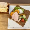 Bon Bueno Buono - 茶美豚ローストポークと彩り野菜のガレット トマトソース、デニッシュ食パン、ライ麦入りハード食パン
