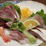 ろばた仁 - 刺身の盛り合わせ‼️左上から　カボスぶり、隠れているけれどぶりトロ、カボスのところのがシマアジ、甘エビ、地物のタイ、これで1,000円