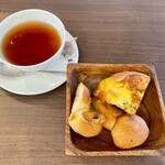 Bon Bueno Buono - ベーコンエピ、もちふわチーズパン、ホットティー