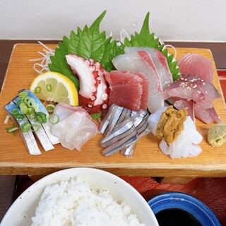 Shinkou Shokudou - 盛りあわせ定食の刺身10種類