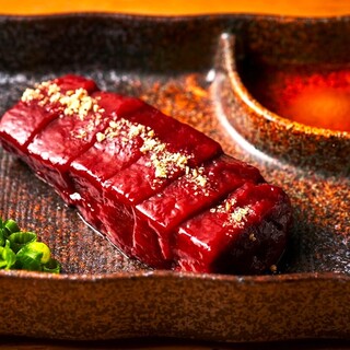 Fresh thick-sliced beef liver 869 yen (tax included)