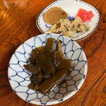 又八庵そば処 - アルコール注文しなくてもサービスしてくれる突き出し2品