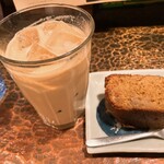 タイニーカフェ - アイスチャイ・バナナケーキ