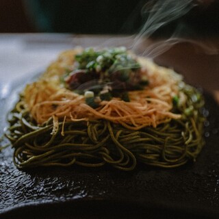 石州瓦を使用した香ばしさ溢れる「瓦そば」を堪能