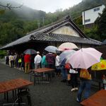 薪焼き石窯パン 岳人 - 40人くらい行列かな、理由は近所にパン屋さんはここだけだから