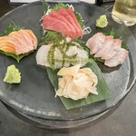 博多居食処 むら田屋 - 本日のお造り盛り合わせ¥1960  鮪、鯛、カンパチ、つぶ貝、サーモン