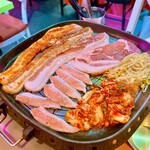 韓国料理 サムギョプサルとフライドチキン スリスリマスリ - 