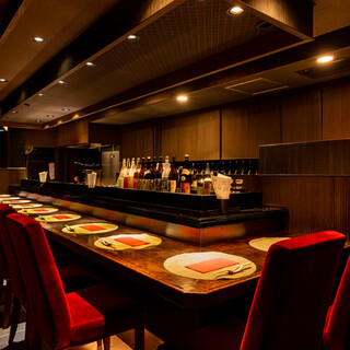 ダイニングバー風のモダンなカウンター席（全10席）