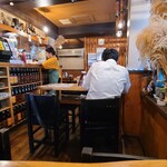 うまいもん屋 おたべ - 店内は木板の壁、木製調度品で居酒屋さんらしい寛げる空間、BGMはピアノのJazz。
            お席はテーブル5席×2卓、テーブル4席×1卓、小上がりに座テーブル4席×3卓の合計26席