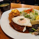 Umaimonya Otabe - 日替り定食(税込850円)
                ①煮込みハンバーグ②ナポリタン③ミニサラダ④茄子&蒟蒻の煮しめ⑤玉子焼き、茸&牛蒡の金平、お漬け物⑥白ご飯【硬め】⑦野菜と滑子たっぷりなお味噌汁