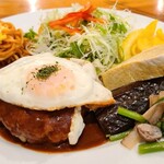 うまいもん屋 おたべ - ①煮込みハンバーグ②ナポリタン③ミニサラダ④茄子&蒟蒻の煮しめ⑤玉子焼き、茸&牛蒡の金平、お漬け物
      ボリュームがあり、たくさん食べたい男性客に喜ばれそう
      味わいは平均点といった感じ