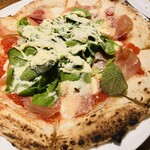 Italian Kitchen VANSAN - 生ハムのサラダピッツァ 1,590円
