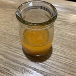 ゲートカフェ - ドレッシングの小瓶。4種類の中から選ぶことができる。　本日は人参ドレッシングをチョイス