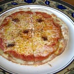 石臼挽き蕎麦香房 山の実 - そばピッツァ（アンチョビ）