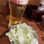 串かつ酒場 ひろかつ - お通しのキャベツもお代わり自由