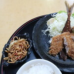 豚珍館  - 大アジフライ定食（みそ汁・お新香付）※ご飯・キャベツ・みそ汁おかわり自由，メニュー表記通り