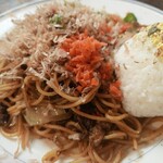 カレン - 焼きそば(850円) もちろん麺はスパゲティ、、、なぜどでかいおにぎりをつける。。。食べきれん。。。