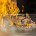 Teppanyaki Asahi - 黒毛和牛ステーキをフランベしているところ(コース料理 金木犀～きんもくせい～コース)