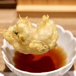 鮨と天ぷら にほんのうみ - えび大葉巻き