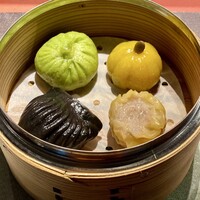 Ji-Cube - 蒸し点心四種盛り
                    ☆ほうれん草の肉饅
                    ☆かぼちゃの点心（海老・セロリなど）
                    ☆海老の蒸し餃子 （竹墨を練り込んだ生地）
                    ☆焼売（豚肉・玉葱・帆立貝柱など）