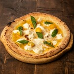 白糠产地直送马苏里拉奶酪的黄色玛格丽特披萨