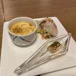 Resutoran Suikyou - おかわりしました。左が鮭の入ったグラタンです。卵が一個分入っていて美味しかったです。右は鯛のカルパッチョ、右下は燻製されたチーズです。おつまみには最高かも。
