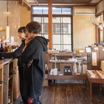 大三島みんなの家 ワイン販売所 - ずらっと並ぶベーリーAの産地・製法違いのワインたちをそれぞれ澱みなく解説して下さるスタッフさん！ステキ！沢山買っちゃう