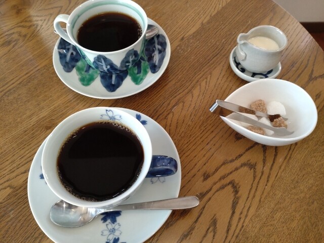 ろば珈琲（山形）｜落ち着くカフェで本格コーヒーとスイーツを楽しむ